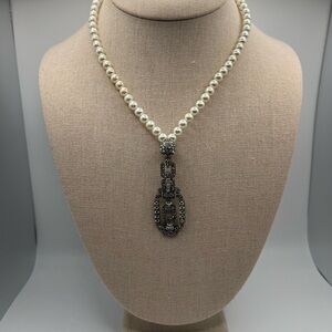 Elegant Pearl and Silver Necklace